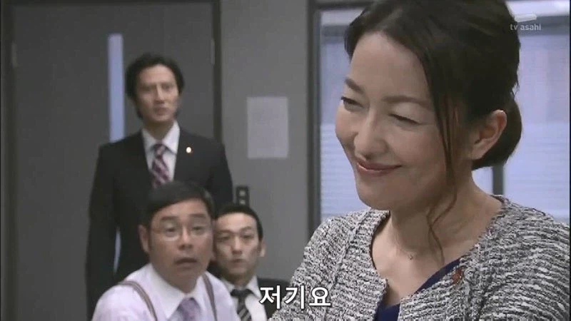 후배한테 책상정리하라고 쿠사리 주는 노처녀 아줌마_15.webp