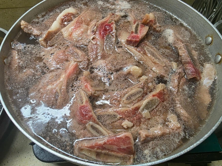 직장에서 3천원씩 걷어서 해먹는 점심 라갈비탕_2.webp