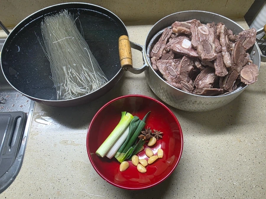 직장에서 3천원씩 걷어서 해먹는 점심 라갈비탕_3.webp