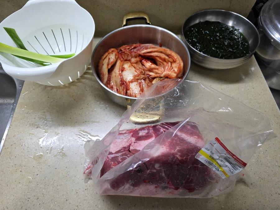 직장에서 3천원씩 걷어서 해먹는 점심 김치찜_1.webp