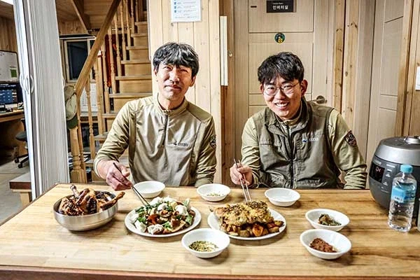 설악산 17키로를 걸어 대피소 레인저들 요리를 대접한 미슐렝 셰프_9.webp