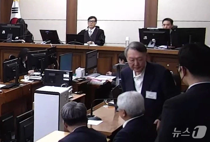 1심 징역 5년, 퇴장하는 윤석열 전 대통령_1.webp
