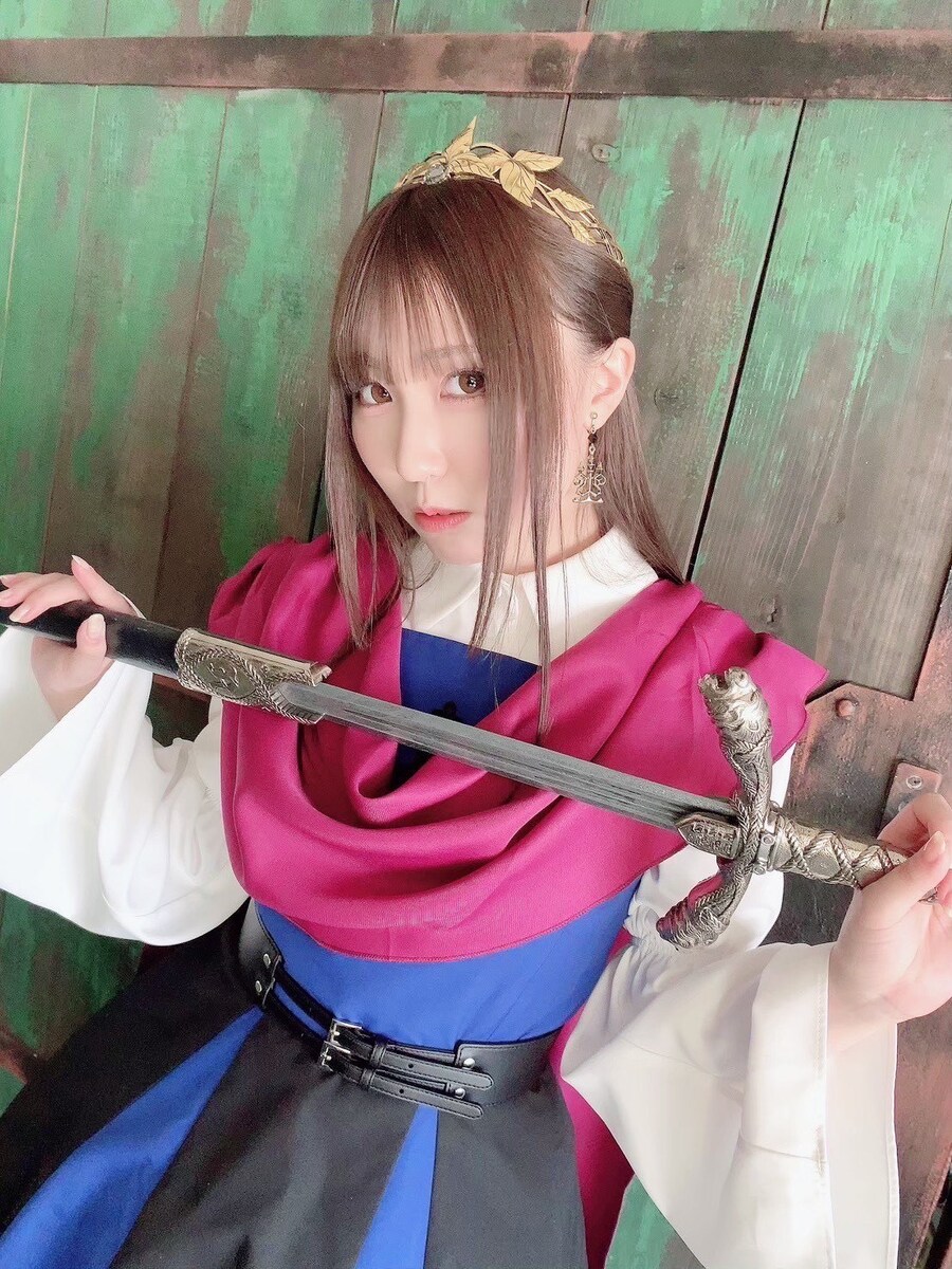 아이냐 팬클럽 팝업 스토어 사진 (용사 의상)_5.jpg