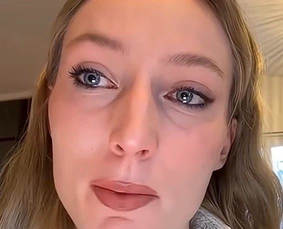 꿈을 포기하고 9 to 5 직장에 취직한 여성_10.webp