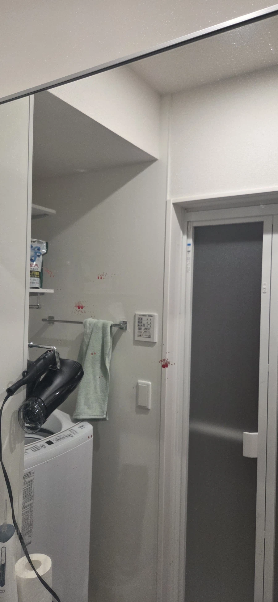 피주의) 귀에 있는 피지낭종 짜버렸다_1.webp