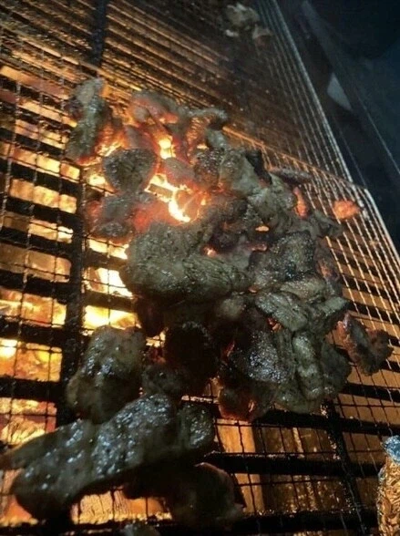 아파트 폭파사고로 위에서 잔해들 떨어지는거 직촬한_1.webp