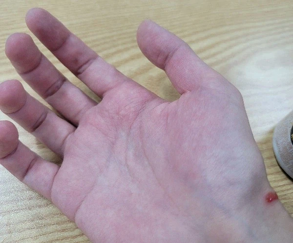 물류센터 일 끝남... 퇴근버스 올때까지 쉬는중.._1.webp