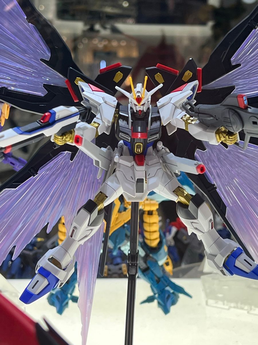HGCE 1/144 S 프리덤 2식 + 빛의 날개 이펙트 전시 사진_2.jpg