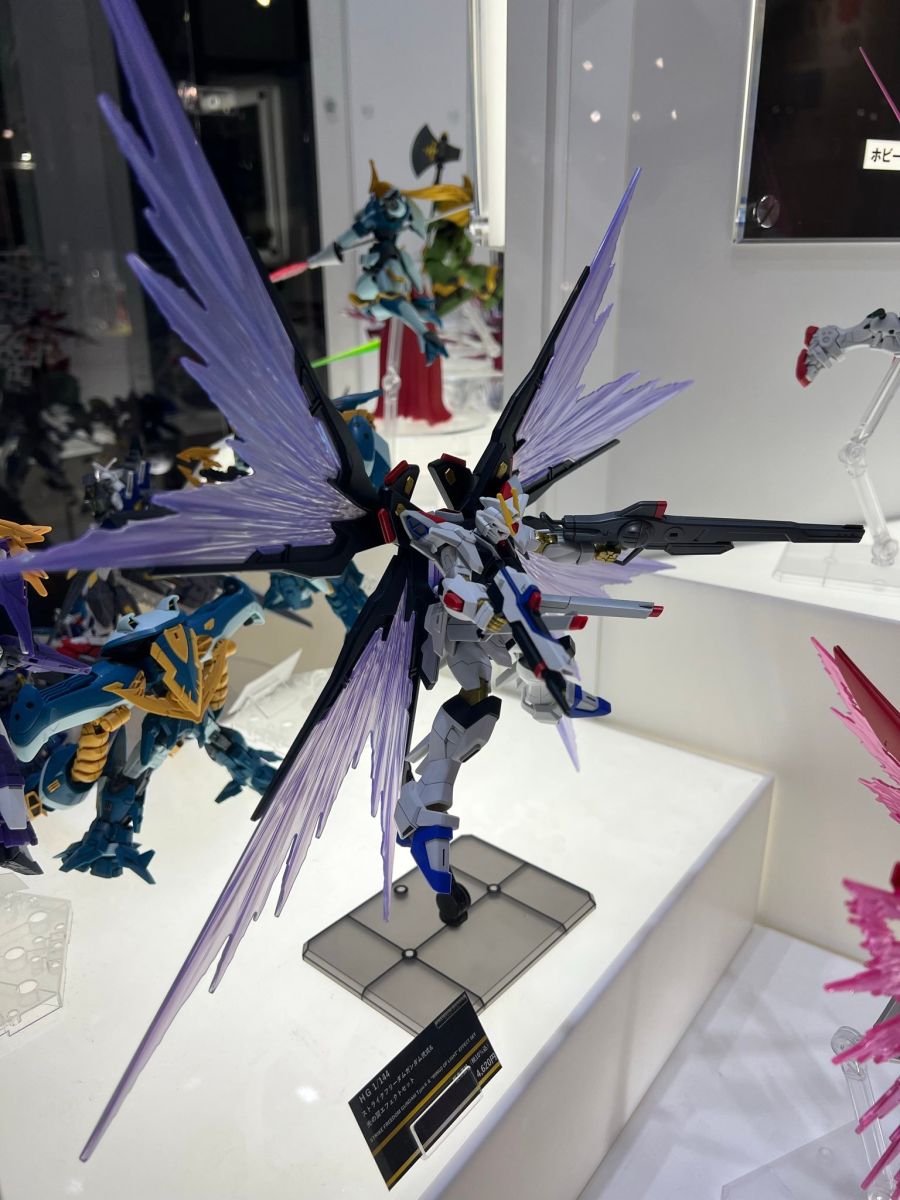 HGCE 1/144 S 프리덤 2식 + 빛의 날개 이펙트 전시 사진_3.jpg