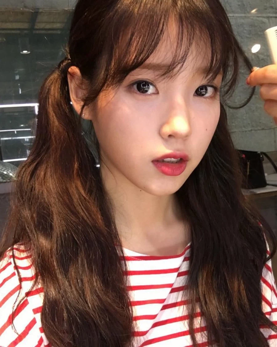 니들 매거진 인스타그램(2016년 그 시절 아이유)_2.webp