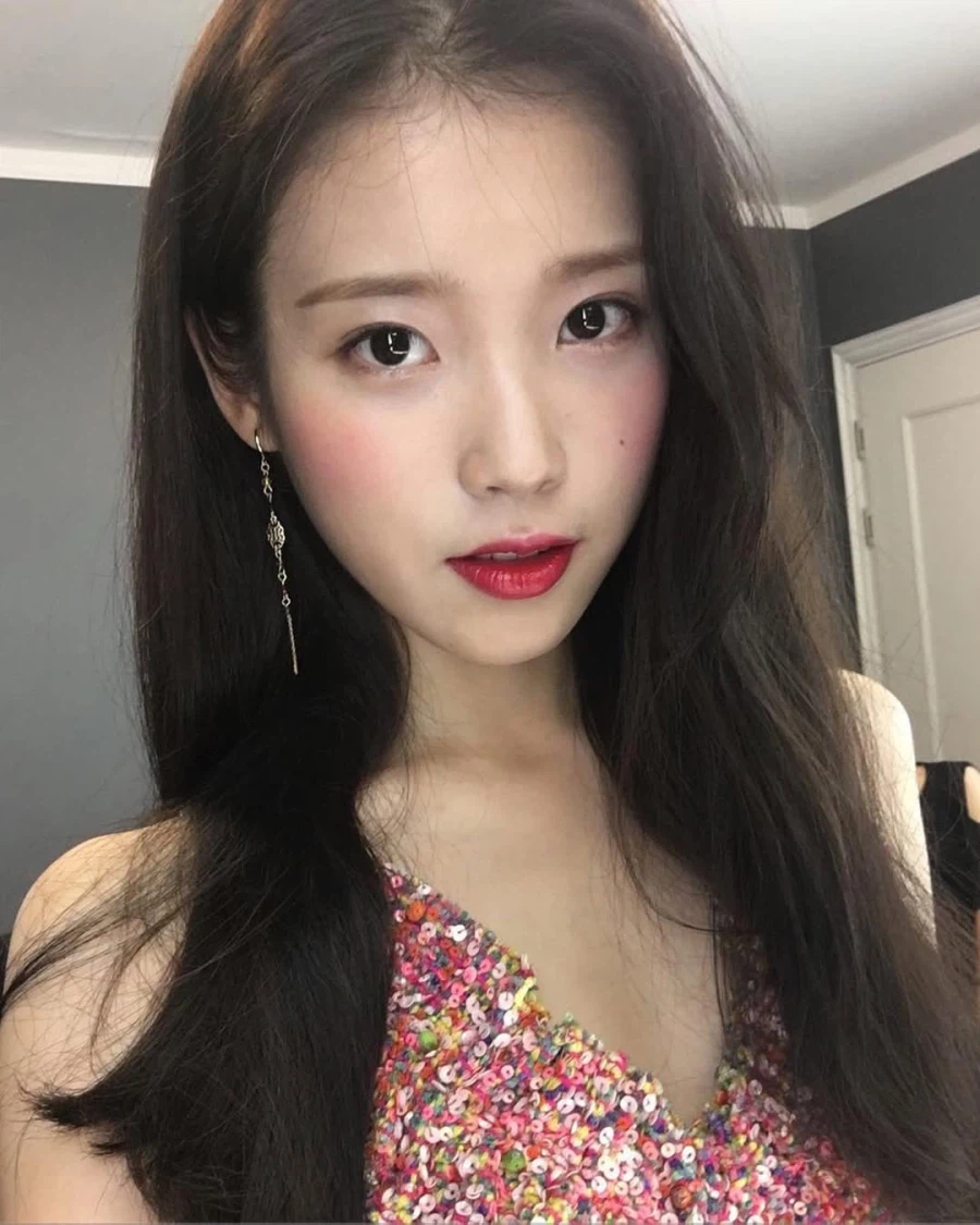 니들 매거진 인스타그램(2016년 그 시절 아이유)_4.webp