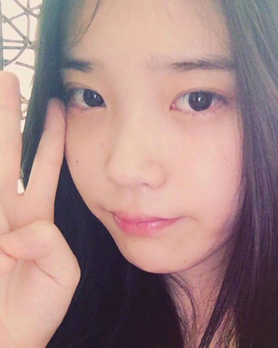 니들 매거진 인스타그램(2016년 그 시절 아이유)_11.webp