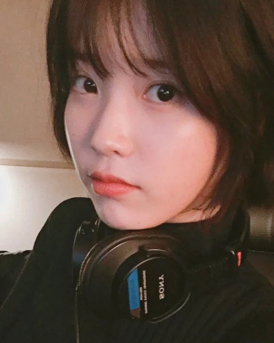 니들 매거진 인스타그램(2016년 그 시절 아이유)_18.webp