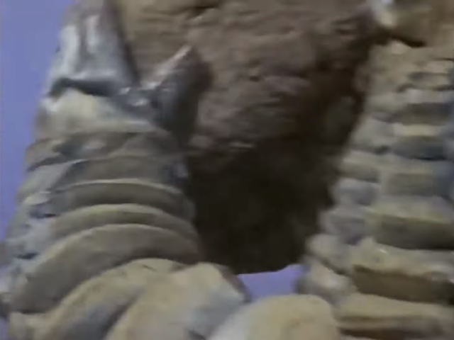 [초대 울트라맨] 괴수들의 삼파전_13.jpg