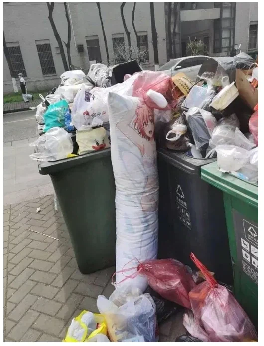 속옷 입은채로 쫓겨난 여자친구…JPG_1.webp