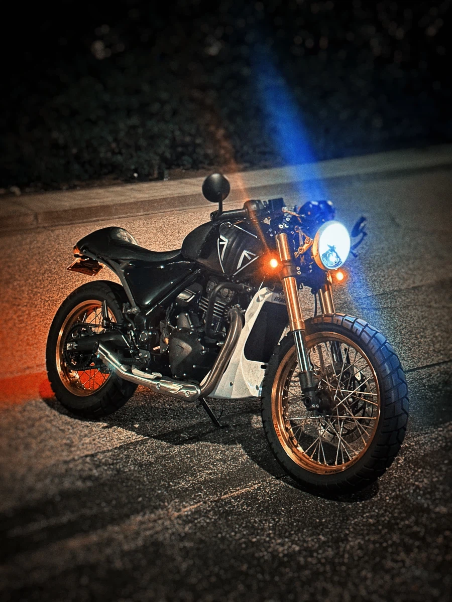 커스텀 트라이엄프 스피드 400_1.webp