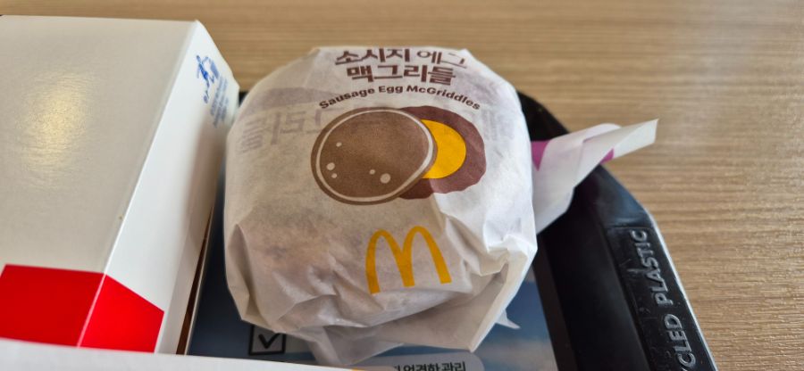 맥도날드에서 소시지 에그 맥그리들 세트 + 핫케이크를 먹어봤습니다._2.jpg