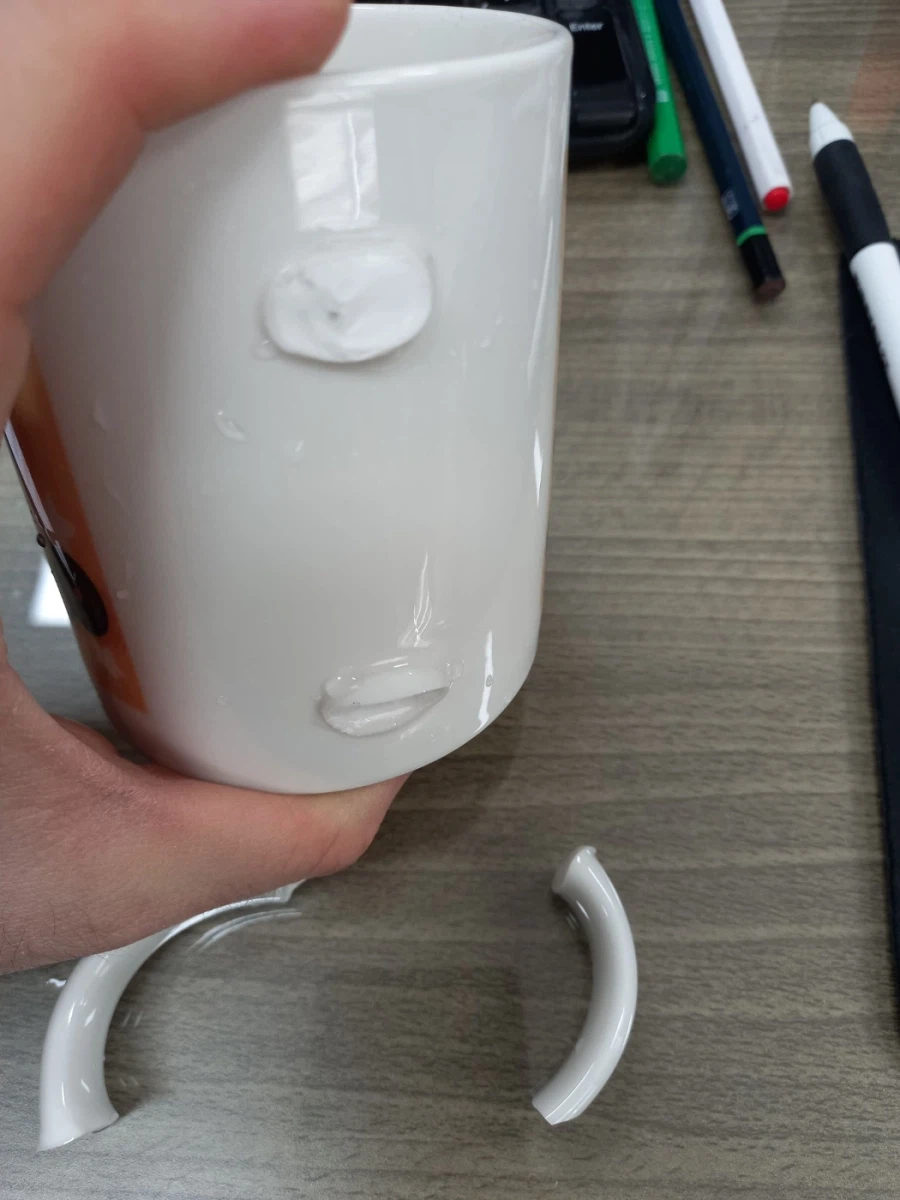 내 머그컵이 또 박살났네..._1.webp