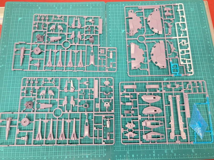 [반다이] HGCE 1/144 레전드 건담. 신판과 구판 비교 해외 리뷰_2.webp