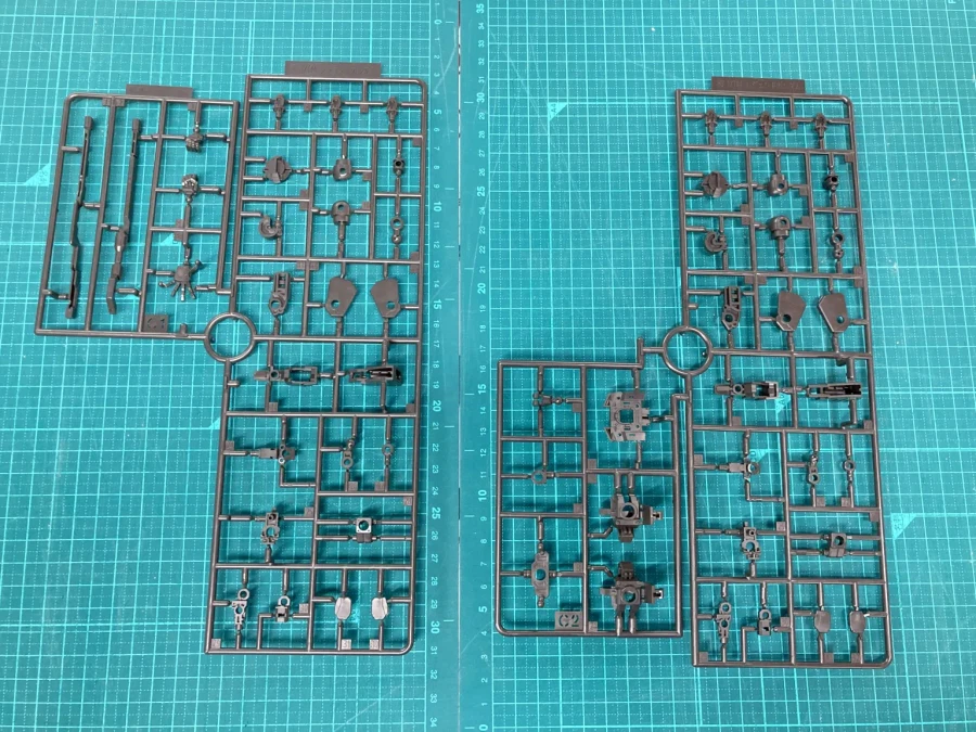 [반다이] HGCE 1/144 레전드 건담. 신판과 구판 비교 해외 리뷰_3.webp