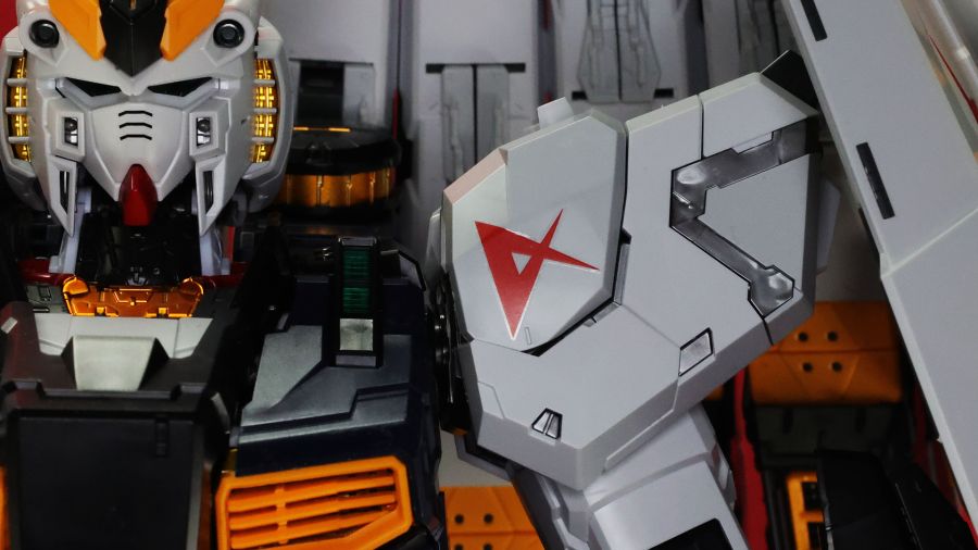 PG 언리쉬드 뉴 건담 롤아웃 포징 사진_75.jpg