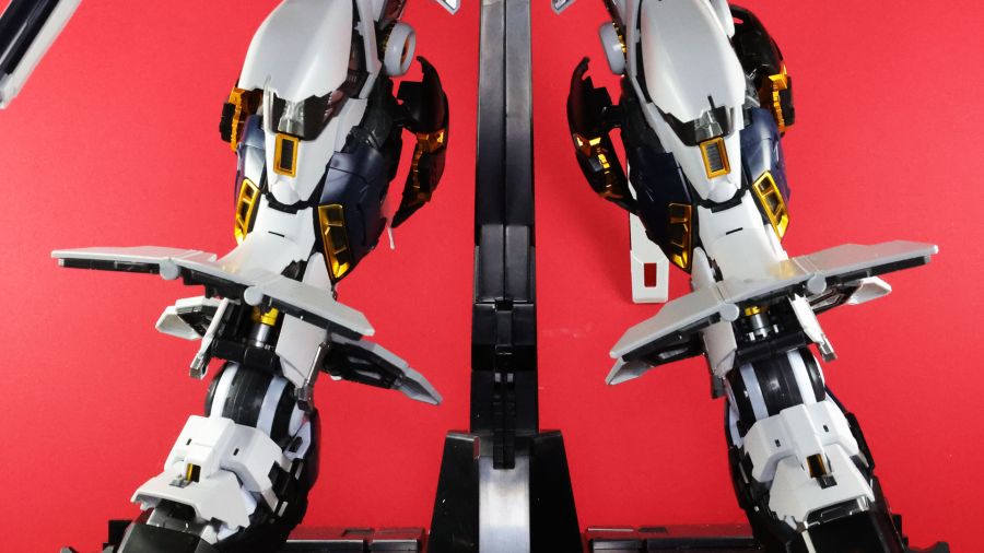 PG 언리쉬드 뉴 건담 롤아웃 포징 사진_82.jpg