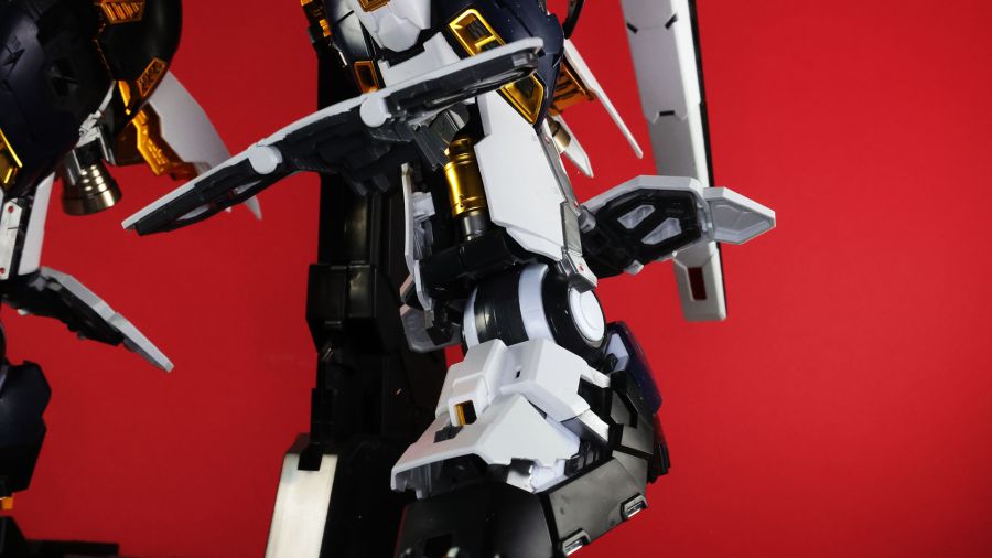 PG 언리쉬드 뉴 건담 롤아웃 포징 사진_85.jpg