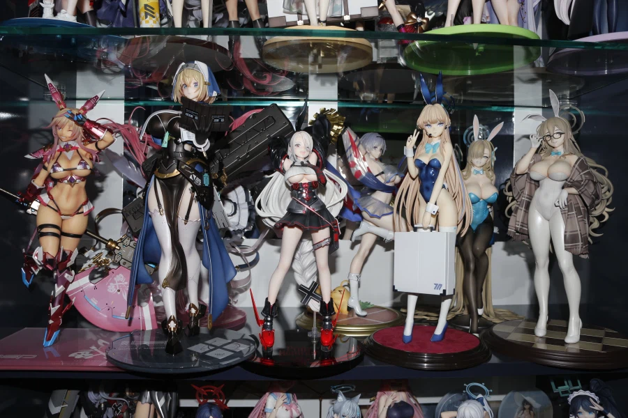 장식장 뒤에 거울 붙인 겸 미소녀 피규어 재배치_5.webp