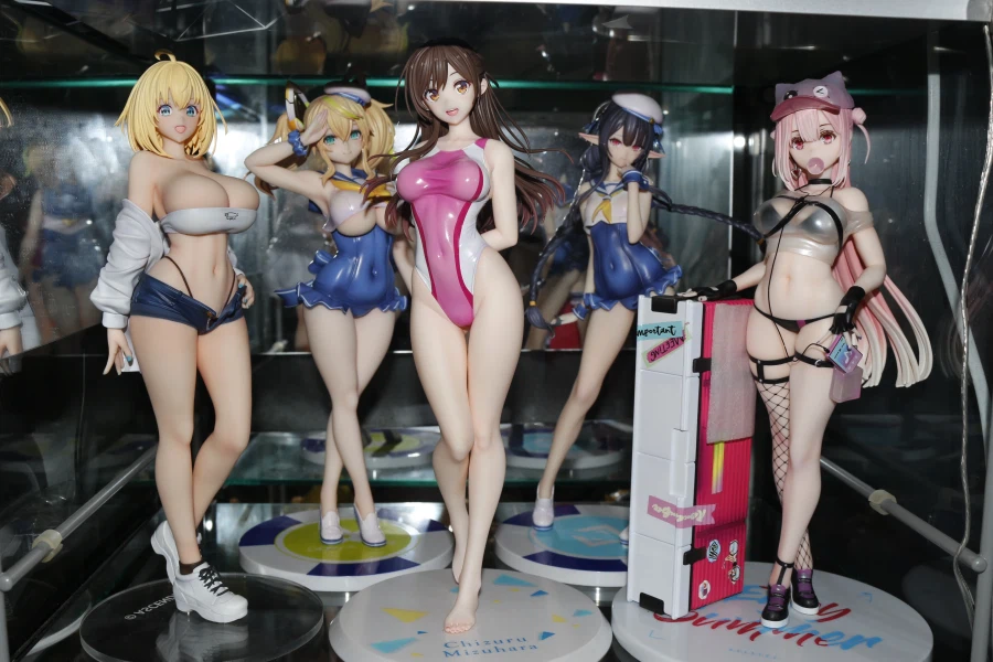 장식장 뒤에 거울 붙인 겸 미소녀 피규어 재배치_12.webp