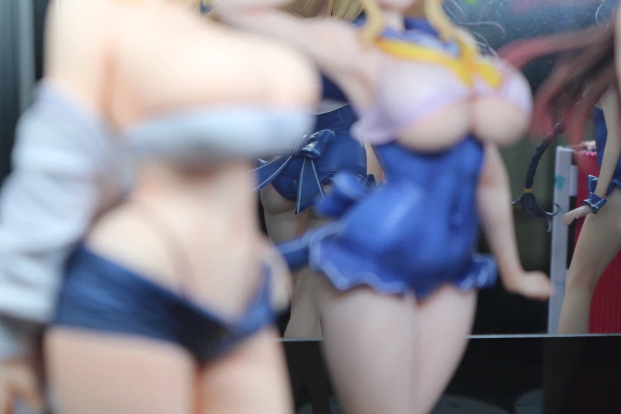 장식장 뒤에 거울 붙인 겸 미소녀 피규어 재배치_16.webp