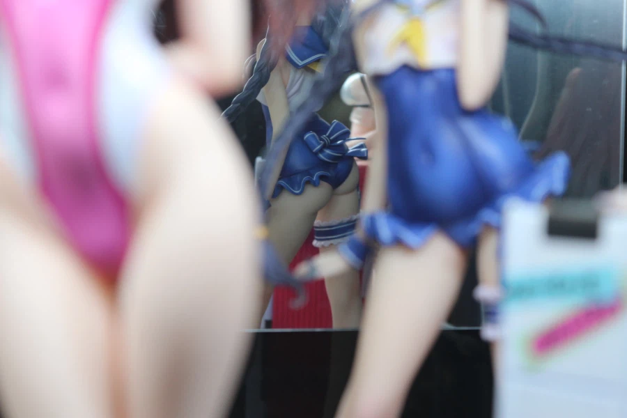 장식장 뒤에 거울 붙인 겸 미소녀 피규어 재배치_17.webp