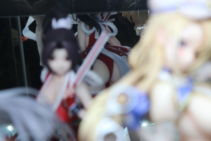 장식장 뒤에 거울 붙인 겸 미소녀 피규어 재배치_21.webp