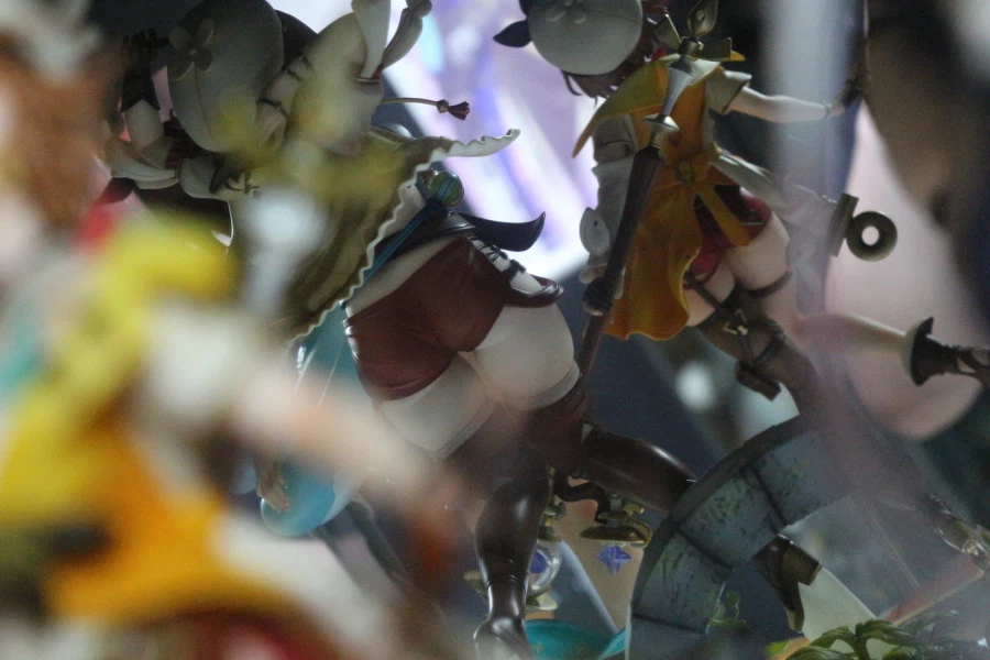 장식장 뒤에 거울 붙인 겸 미소녀 피규어 재배치_23.webp