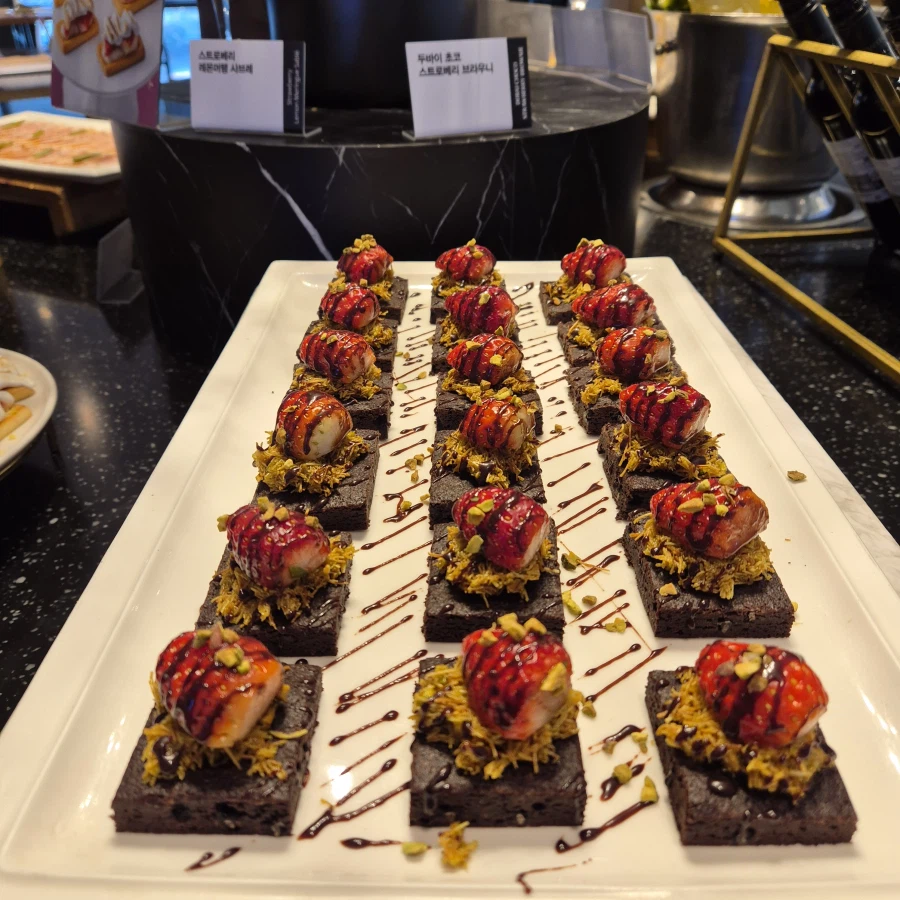 빕스) 2026 딸기시즌_2.webp