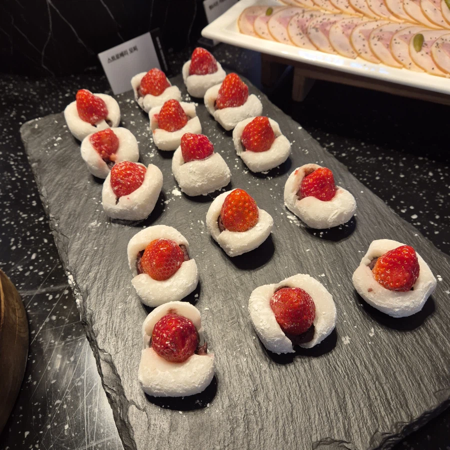 빕스) 2026 딸기시즌_7.webp