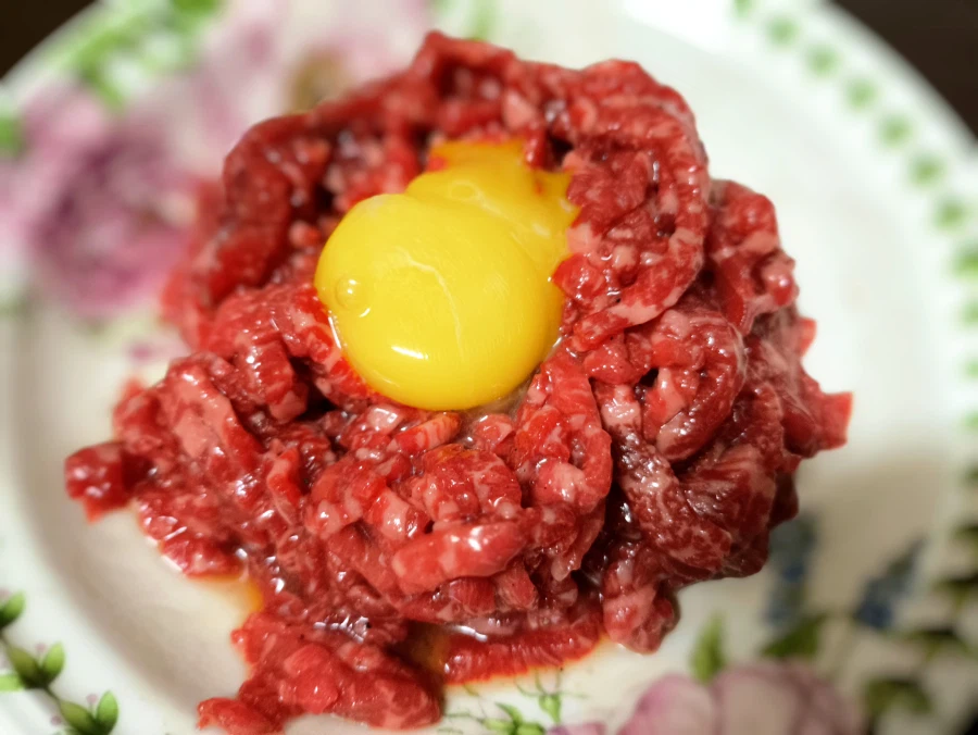 내가 썰은 육회 볼래?_1.webp