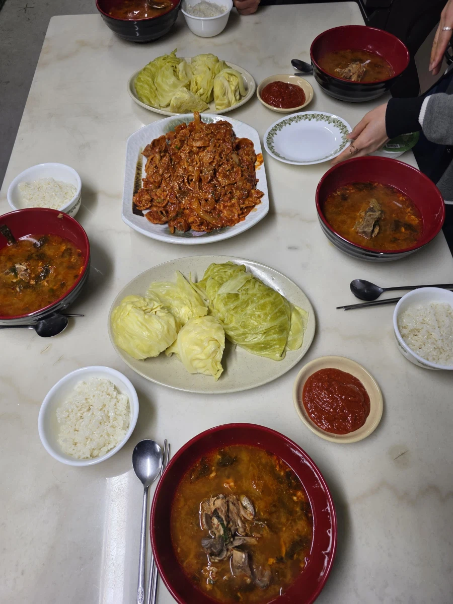 직장에서 3천원씩 걷어서 해먹는 점심 양배추제육쌈밥_6.webp