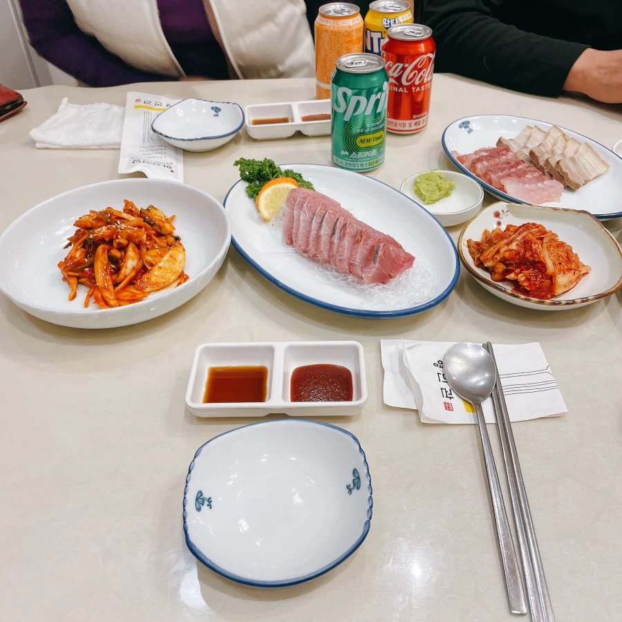 돼억시니) 출장왔다 얻어먹은 한정식_1.webp