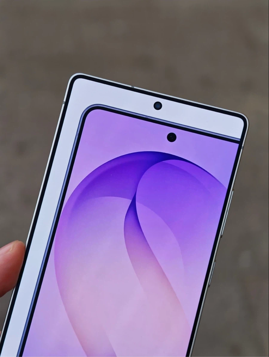 갤럭시S26 울트라 Vs. S25울트라 모서리 R 비교 이미지_1.webp