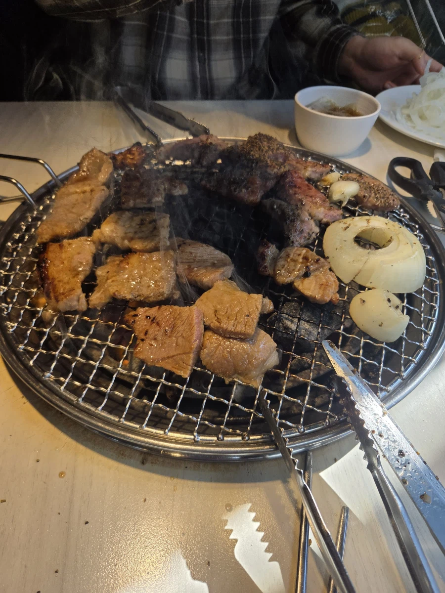 돼억시니) 무한리필 고기집_1.webp