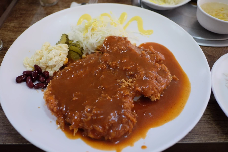 돼억시니) 생각나면 가는 경양식 돈까스집_1.webp