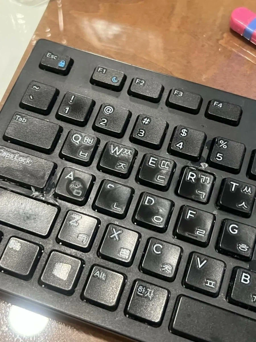 직장 동료 키보드에 접착제 바른 사람_2.webp