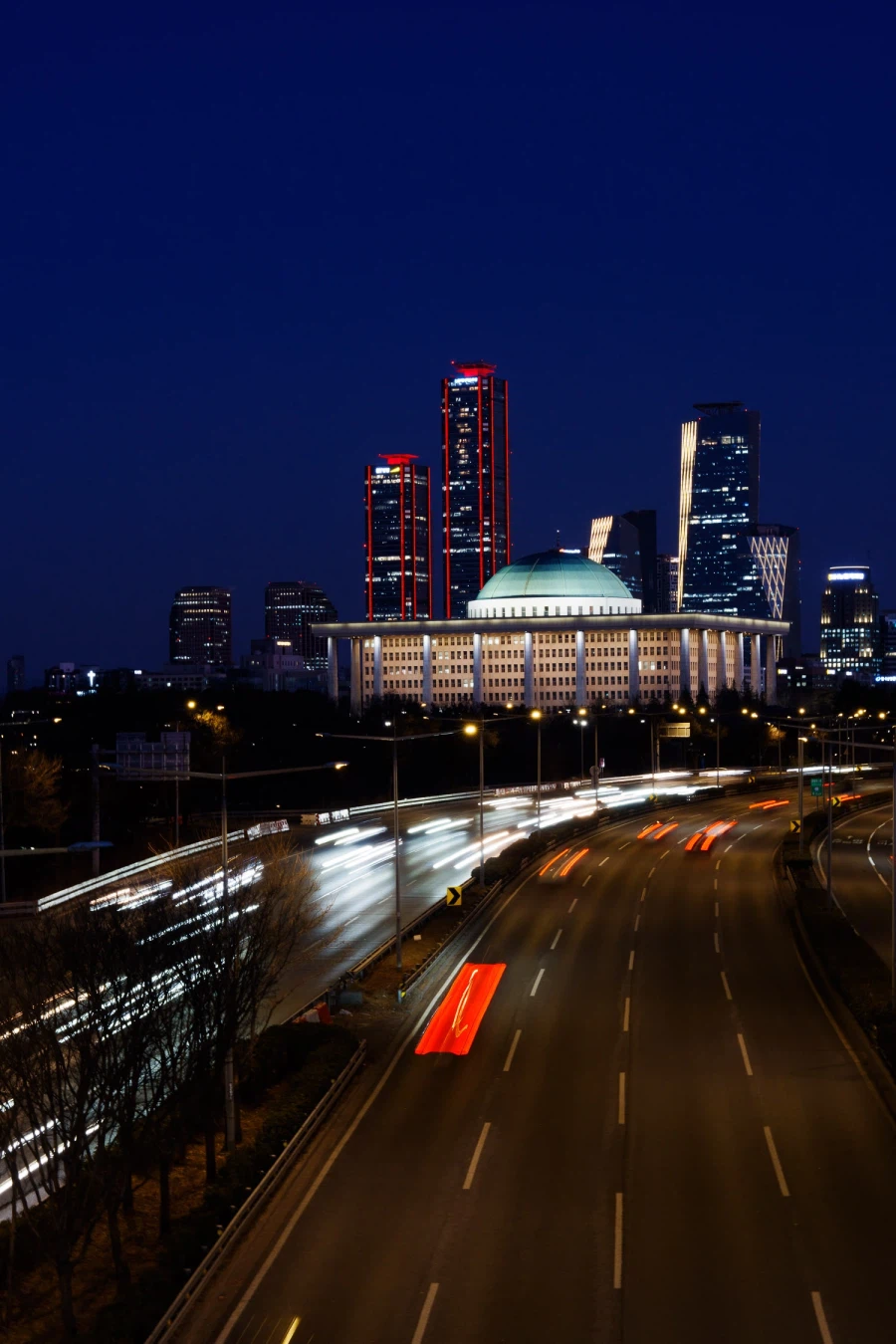 SEL2470GM2 | 차가운 밤공기, 그 투명함을 가볍게 쥐다_1.webp