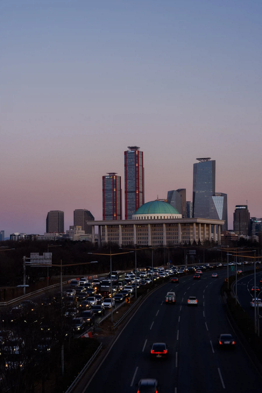 SEL2470GM2 | 차가운 밤공기, 그 투명함을 가볍게 쥐다_6.webp