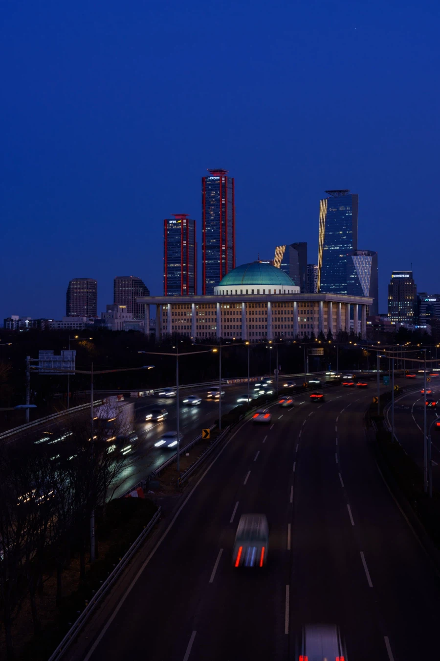 SEL2470GM2 | 차가운 밤공기, 그 투명함을 가볍게 쥐다_8.webp