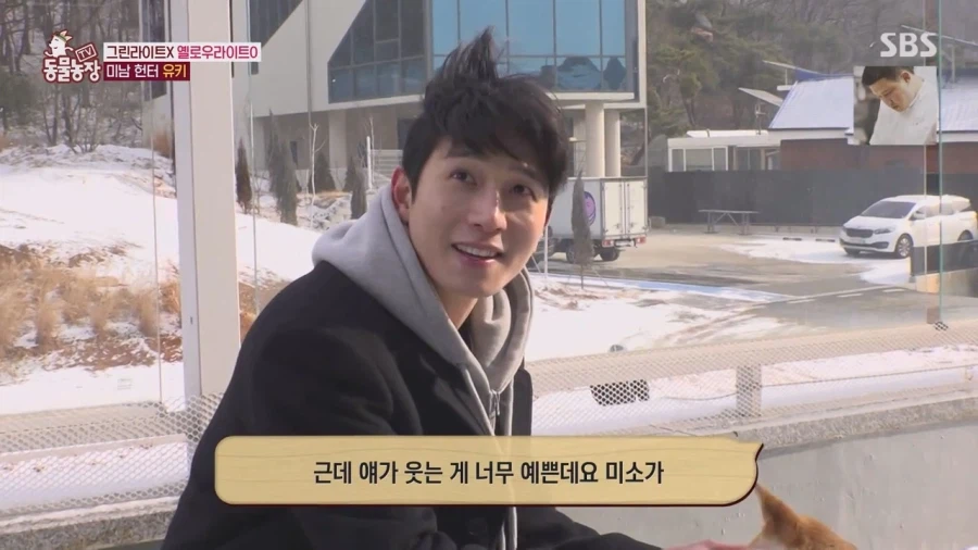 잘생긴 남자면 보면 실실웃고 오줌싸는 시바견_9.webp