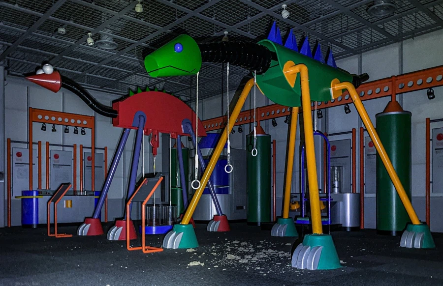 일본, 폐허의 어린이 놀이방🧸🎠_1.webp