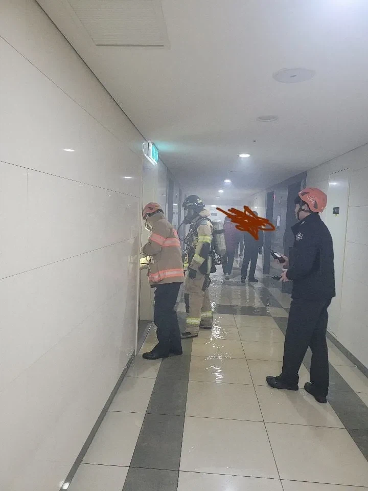 아파트 40층대에서 꽁초던져서 분리수거장 불냄_1.webp