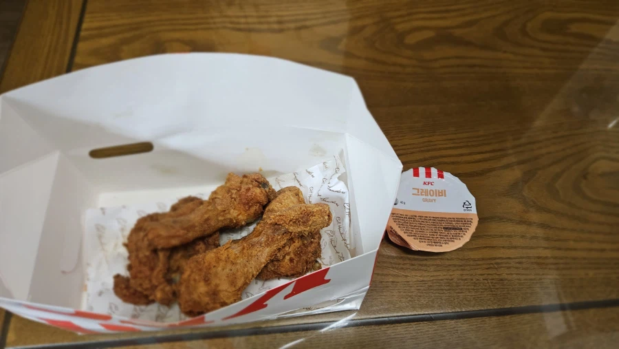 [돼노비]KFC와 요아정_2.webp