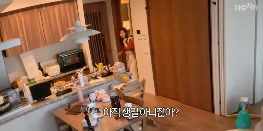 유튜브) 둘째 딸 한살 생일 선물에 아빠의 센스있는 선물로 후끈해진 집안분위기_2.webp